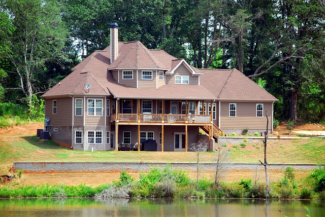velký dům u jezera
