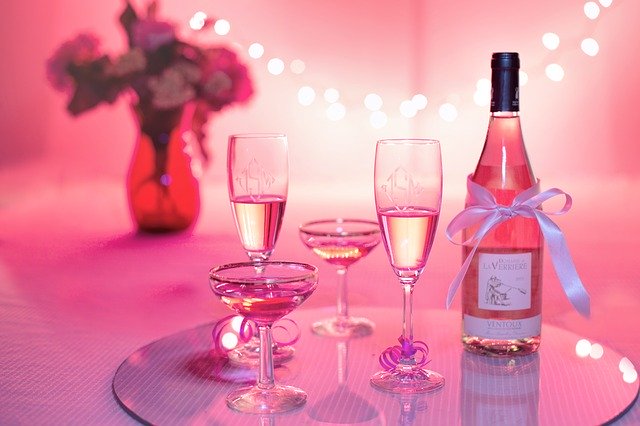 Růžové šampaňské a sklenice.