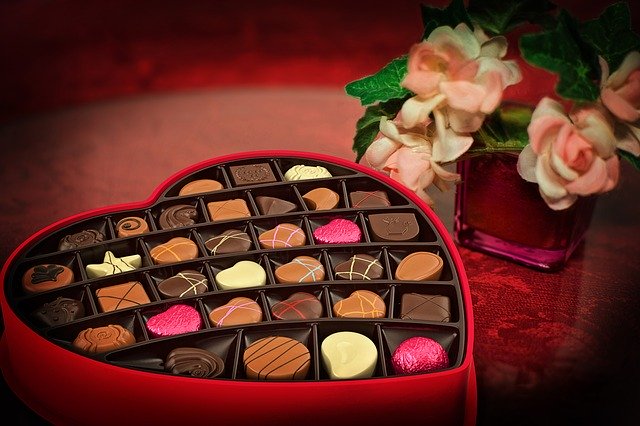 Čokoládová bonboniéra do tvaru srdce.