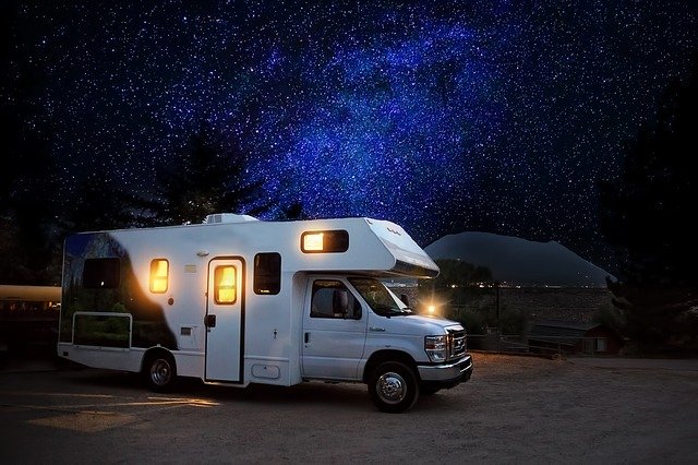 klasický karavan pod hvězdami