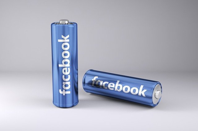 tužkové baterie s nápisem Facebook